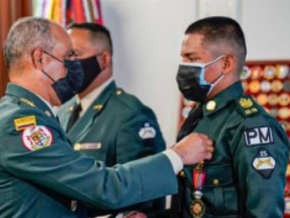 Soldado golpeado en la cara por mujer fue condecorado con la medalla Fe en la Causa