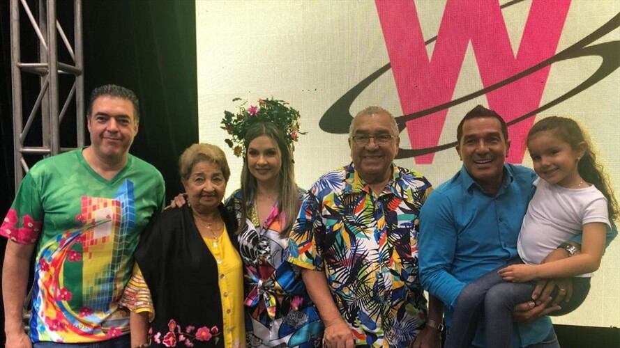 Alci Acosta y su hijo Checo cuentan su historia familiar, cantan juntos sus éxitos y hablan de las alegrías y de las tristezas que han vivido.. Foto: W Radio