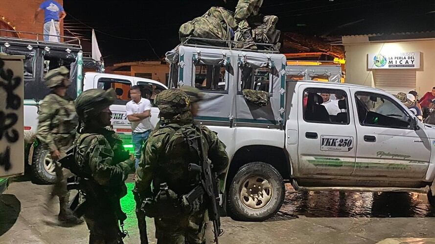 Los uniformados fueron acompañados por los civiles hasta la cabecera municipal . Foto: Cortesía