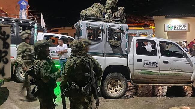 Los uniformados fueron acompañados por los civiles hasta la cabecera municipal . Foto: Cortesía