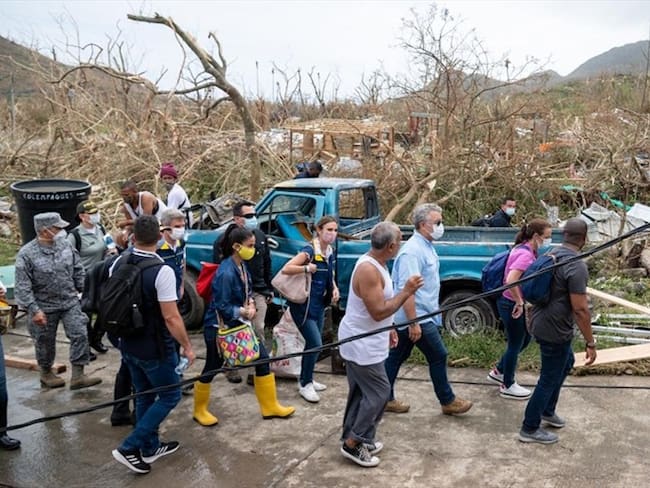 El presidente Iván Duque y su equipo de Gobierno viajaron nuevamente a Providencia para llevar ayuda humanitaria y apoyar las labores de remoción de escombros. Foto: Cortesía