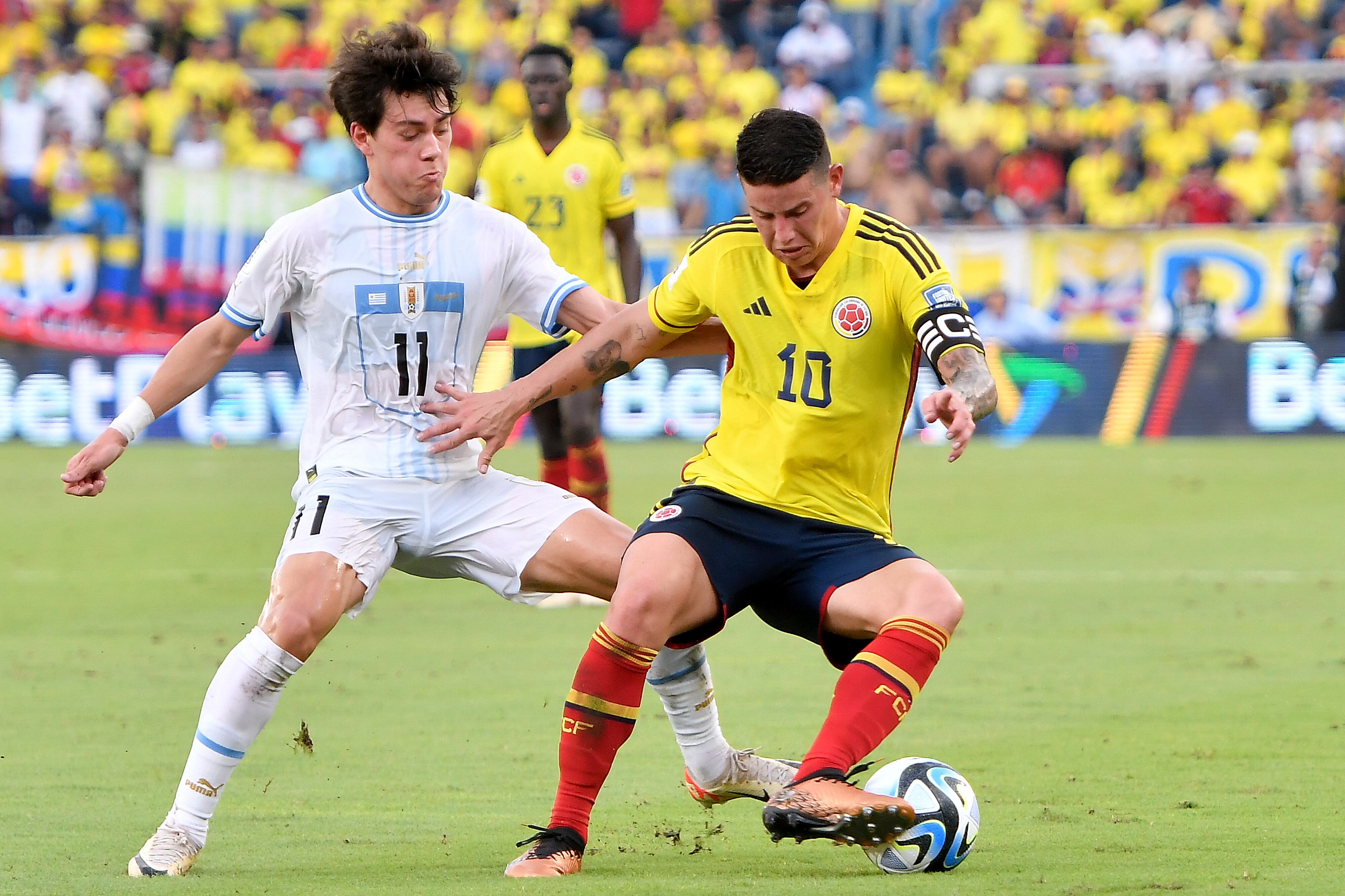 BARRANQUILLA, COLOMBIA - OCTOBER 12: James Rodriguez of Colombia battles for possession with Facundo Pellistri of Uruguay during a FIFA World Cup 2026 Qualifier match between Colombia and Uruguay at Roberto Melendez Metropolitan Stadium on October 12, 2023 in Barranquilla, Colombia. (Photo by Gabriel Aponte/Getty Images)