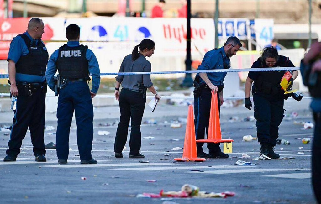 Policias investigando tiroteo en Kansas City. Foto: Tammy Ljungblad/The Kansas City Star/Tribune News Service/Getty Images