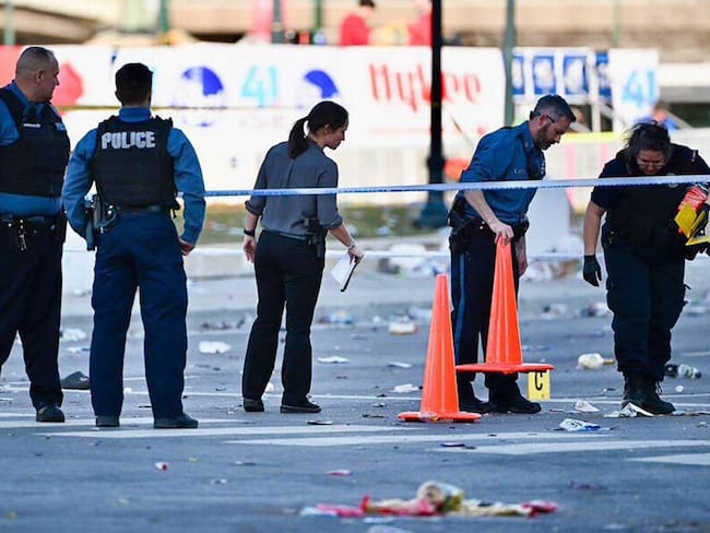 Policias investigando tiroteo en Kansas City. Foto: Tammy Ljungblad/The Kansas City Star/Tribune News Service/Getty Images