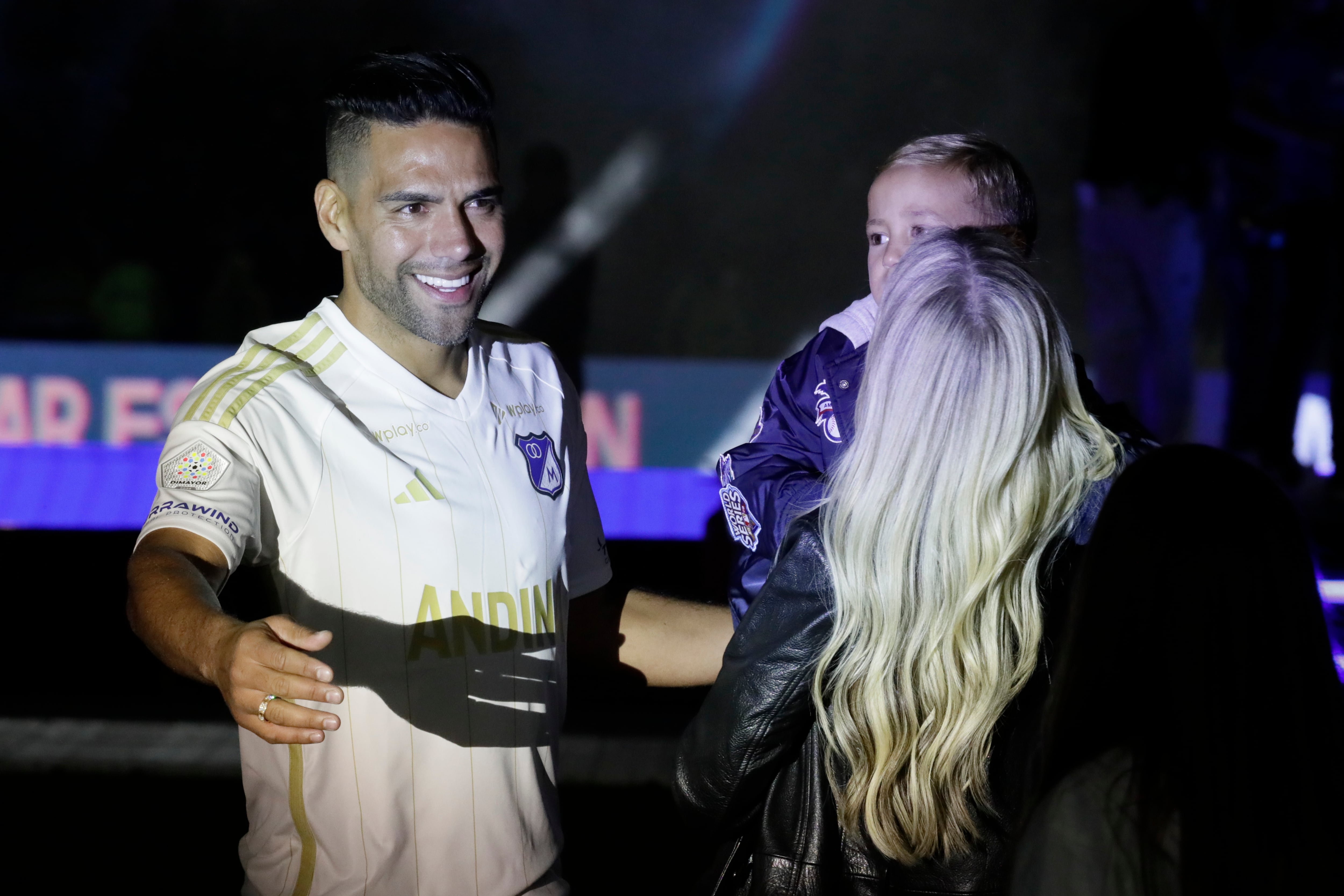 El jugador colombiano Radamel Falcao García ingresa al campo con su familia durante su presentación como nuevo futbolista de Millonarios este martes, en Bogotá (Colombia). Foto: EFE.