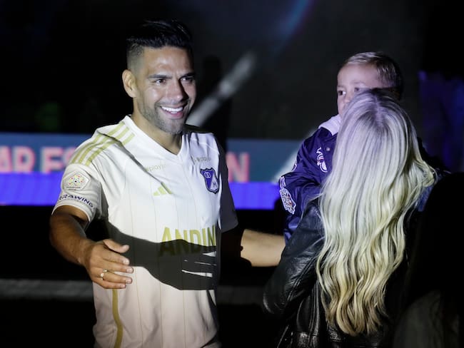 El jugador colombiano Radamel Falcao García ingresa al campo con su familia durante su presentación como nuevo futbolista de Millonarios este martes, en Bogotá (Colombia). Foto: EFE.