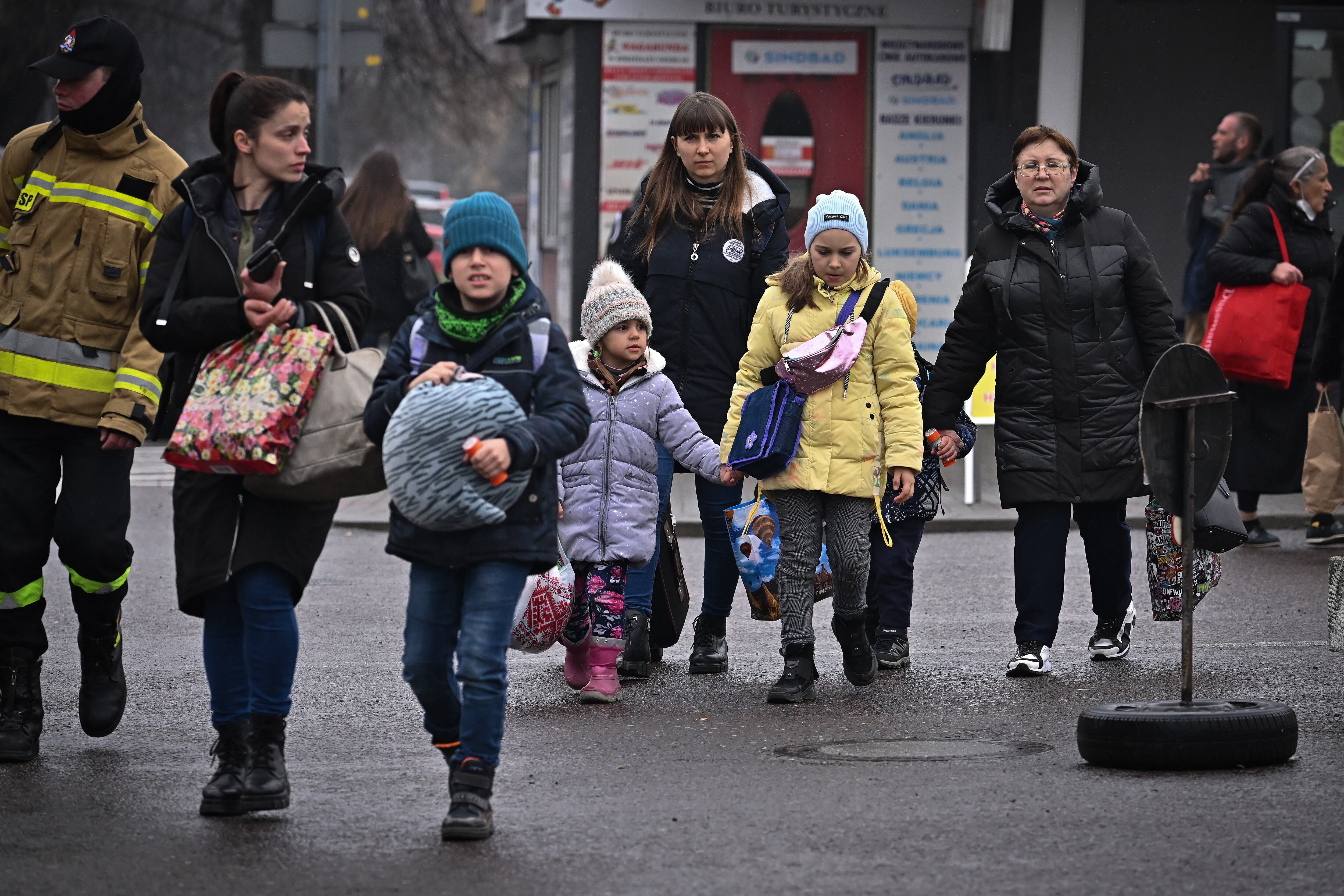 Foto de referencia de refugiados ucranianos que huyen de la invasión rusa. (Photo by Jeff J Mitchell/Getty Images)