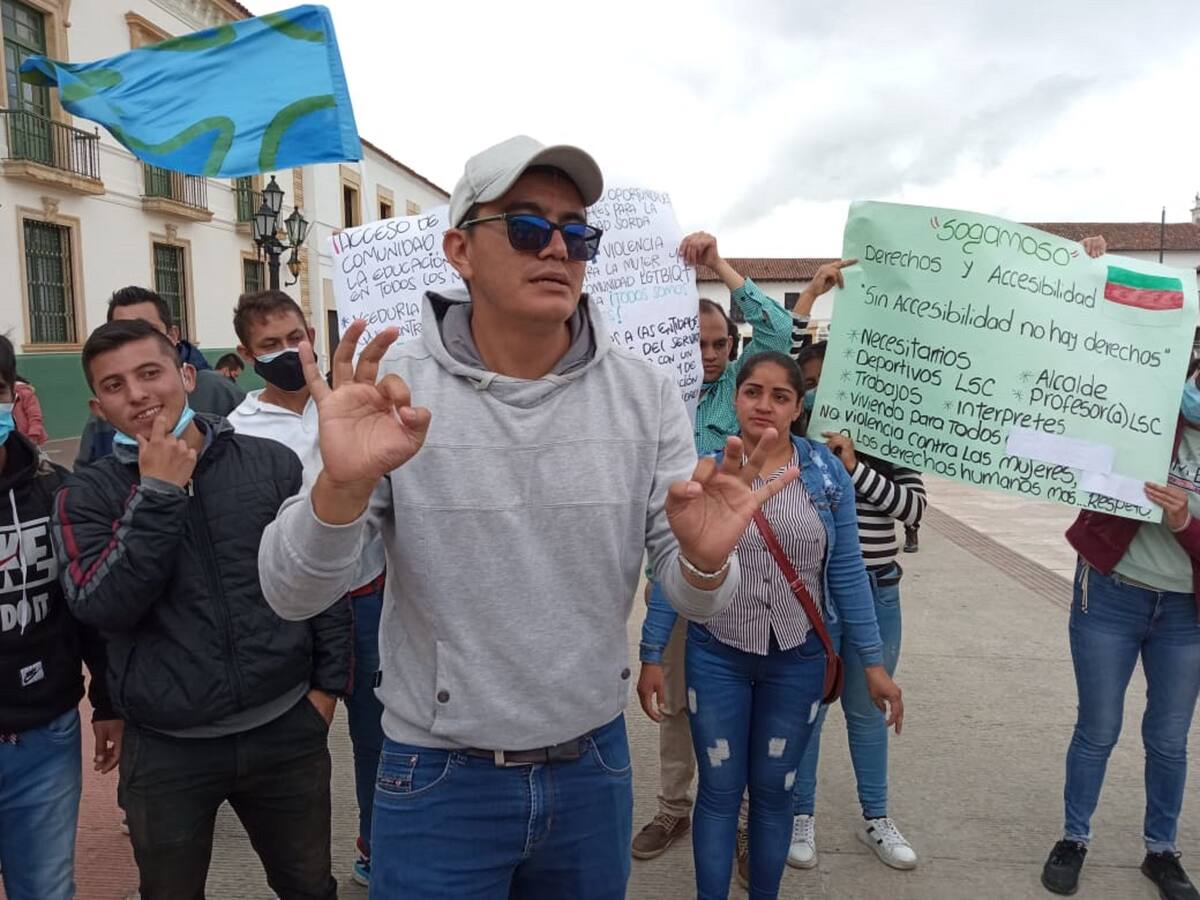 Población sorda de Boyacá protesta frente a la Gobernación en Tunja