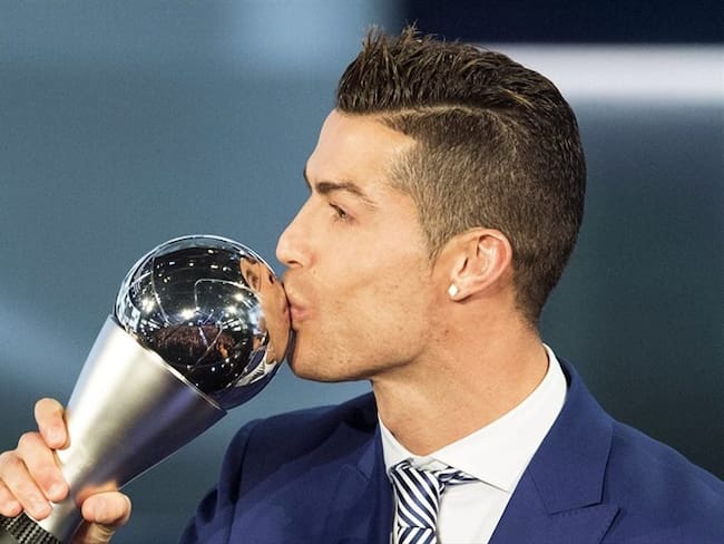 El delantero portugués del Real Madrid, Cristiano Ronaldo, besa su Premio al Mejor Jugador del mundo de 2016 durante la gala &#039;The Best&#039;. Foto: Agencia EFE