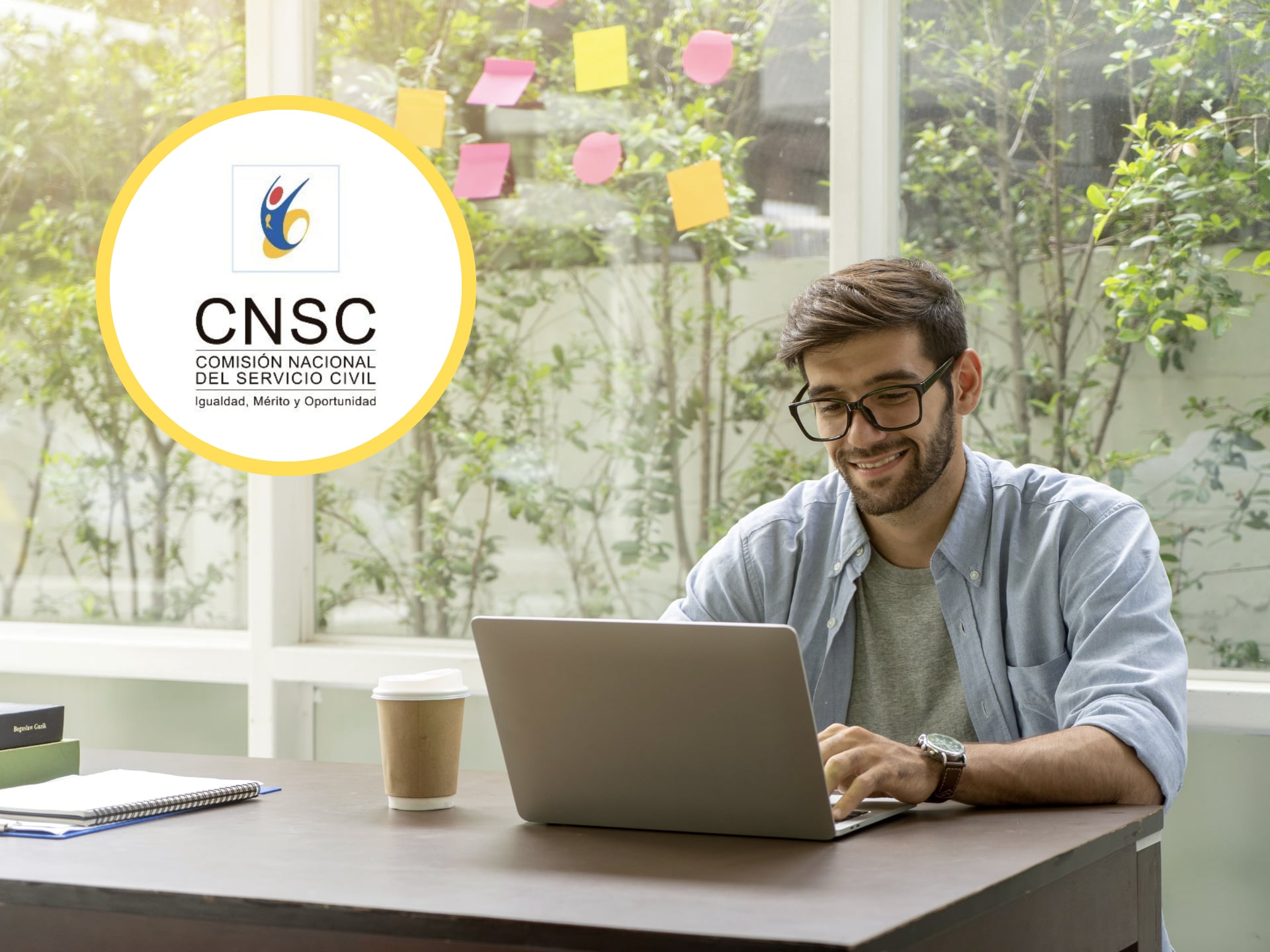 Hombre usando computador, encima el logo de la CNSC (GettyImages / redes sociales).