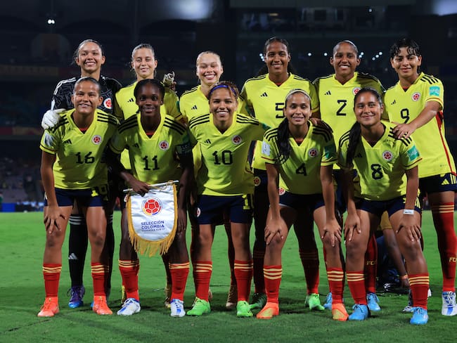 NAVI MUMBAI, INDIA - OCTOBER 30: Colombia pose for a team photo ahead of the FIFA U-17 Women&#039;s World Cup 2022 Final between Colombia and Spain at DY Patil Stadium on October 30, 2022 in Navi Mumbai, India. (Photo by Matthew Lewis - FIFA/FIFA via Getty Images)