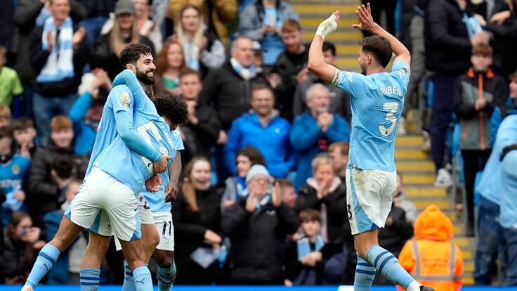 Manchester (United Kingdom), 13/04/2024.- Manchester City&#039;s Josko Gvardiol (L) celebrates with teammates after scoring the 5-1 goal during the English Premier League soccer match between Manchester City and Luton Town, in Manchester, Britain, 13 April 2024. (Reino Unido) EFE/EPA/TIM KEETON EDITORIAL USE ONLY. No use with unauthorized audio, video, data, fixture lists, club/league logos, &#039;live&#039; services or NFTs. Online in-match use limited to 120 images, no video emulation. No use in betting, games or single club/league/player publications.