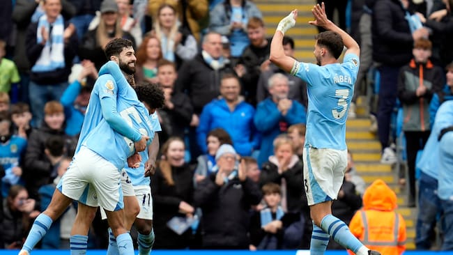 Manchester (United Kingdom), 13/04/2024.- Manchester City's Josko Gvardiol (L) celebrates with teammates after scoring the 5-1 goal during the English Premier League soccer match between Manchester City and Luton Town, in Manchester, Britain, 13 April 2024. (Reino Unido) EFE/EPA/TIM KEETON EDITORIAL USE ONLY. No use with unauthorized audio, video, data, fixture lists, club/league logos, 'live' services or NFTs. Online in-match use limited to 120 images, no video emulation. No use in betting, games or single club/league/player publications.