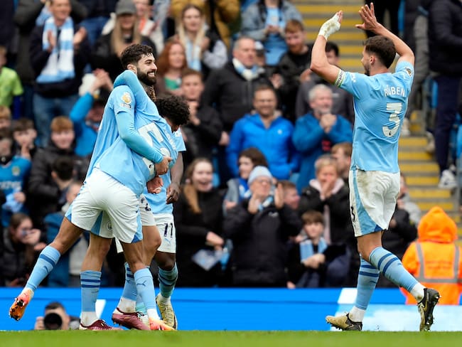 Manchester (United Kingdom), 13/04/2024.- Manchester City&#039;s Josko Gvardiol (L) celebrates with teammates after scoring the 5-1 goal during the English Premier League soccer match between Manchester City and Luton Town, in Manchester, Britain, 13 April 2024. (Reino Unido) EFE/EPA/TIM KEETON EDITORIAL USE ONLY. No use with unauthorized audio, video, data, fixture lists, club/league logos, &#039;live&#039; services or NFTs. Online in-match use limited to 120 images, no video emulation. No use in betting, games or single club/league/player publications.