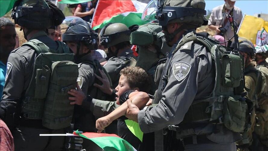Las fuerzas de seguridad israelíes intervienen para contener a los manifestantes que participan en una protesta en solidaridad con los palestinos presos en las cárceles israelíes, en Ramala, Cisjordan. Foto: Agencia Anadolu