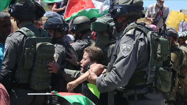 Las fuerzas de seguridad israelíes intervienen para contener a los manifestantes que participan en una protesta en solidaridad con los palestinos presos en las cárceles israelíes, en Ramala, Cisjordan. Foto: Agencia Anadolu