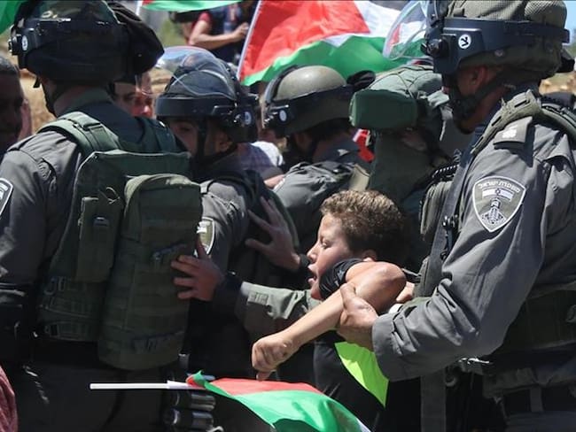 Las fuerzas de seguridad israelíes intervienen para contener a los manifestantes que participan en una protesta en solidaridad con los palestinos presos en las cárceles israelíes, en Ramala, Cisjordan. Foto: Agencia Anadolu
