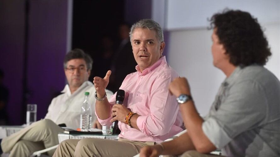 Durante la instalación del Foromic, el presidente Iván Duque elogió al cantante samario Carlos Vives. Foto: Silvana Salas