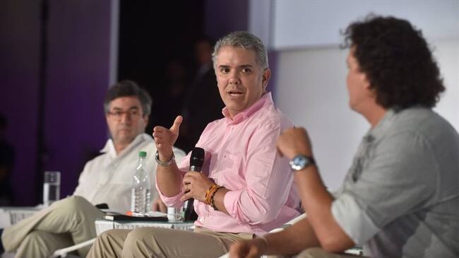 Durante la instalación del Foromic, el presidente Iván Duque elogió al cantante samario Carlos Vives. Foto: Silvana Salas