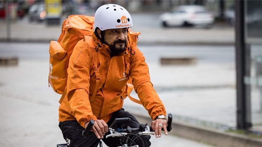 El exministro del gobierno de Afganistán Sayed Sadaat . Foto: JENS SCHLUETER/AFP via Getty Images