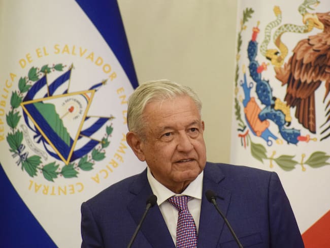 Manuel López Obrador aseguró que hay una “guerra sucia” contra Petro