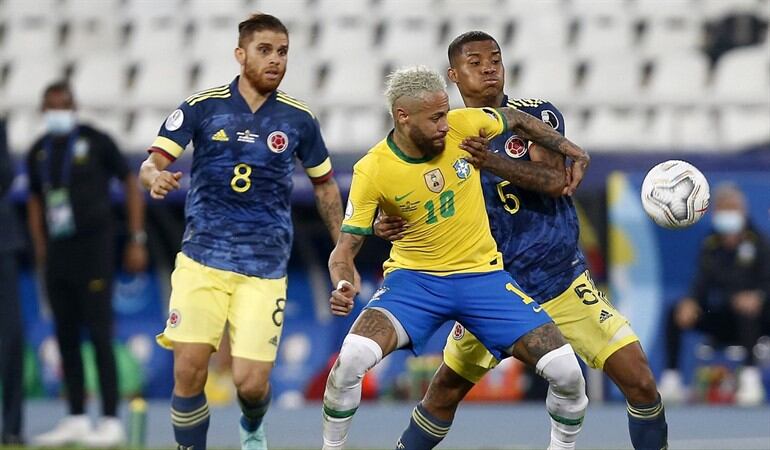 Neymar Jr, Wilmar Barrios y Gustavo Cuellar en el partido entre Colombia y Brasil por Copa América 2021. Foto: Wagner Meier/Getty Images