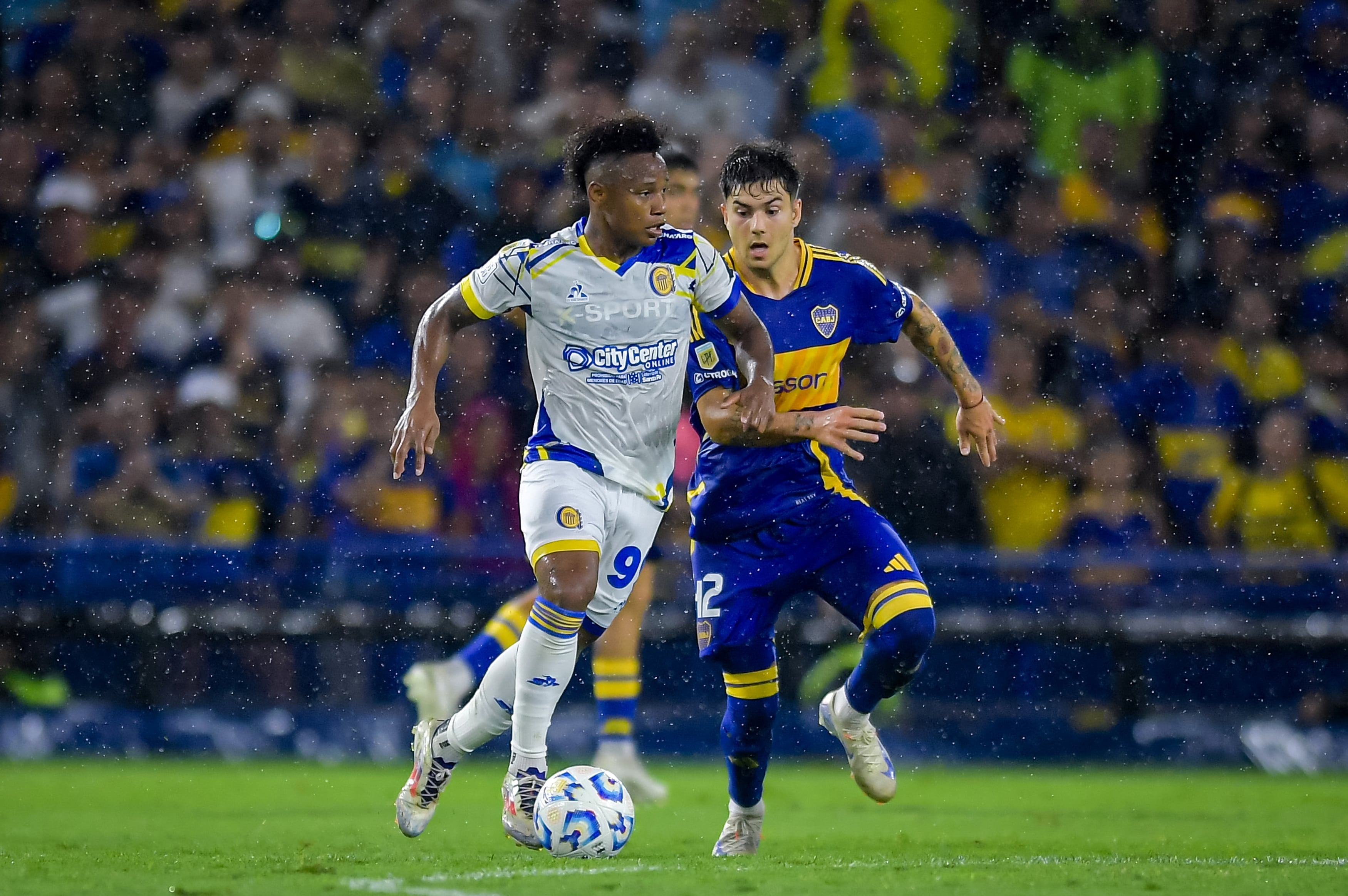 Jaminton Campaz y Lucas Blondel. FOTO: Marcelo Endelli/Getty Images.