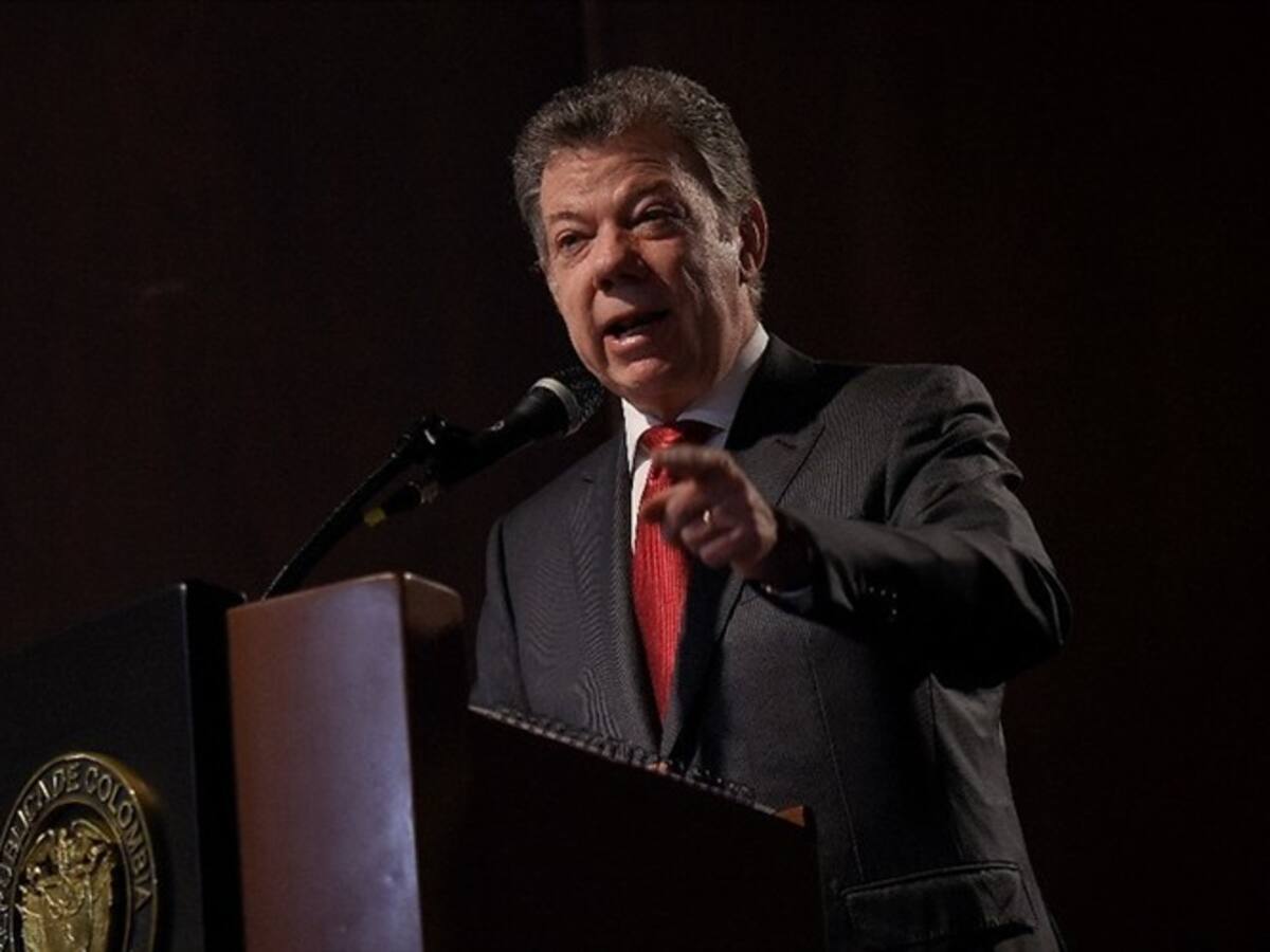 Santos dice que debe respetarse el debido proceso de Álvaro Uribe