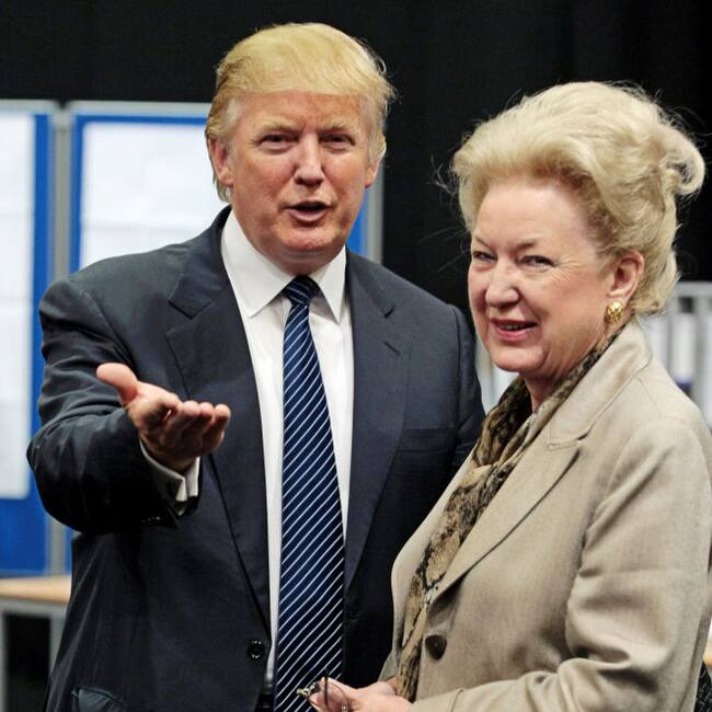Donald Trump y su hermana Maryanne Trump. Foto: ED JONES/AFP via Getty Images.