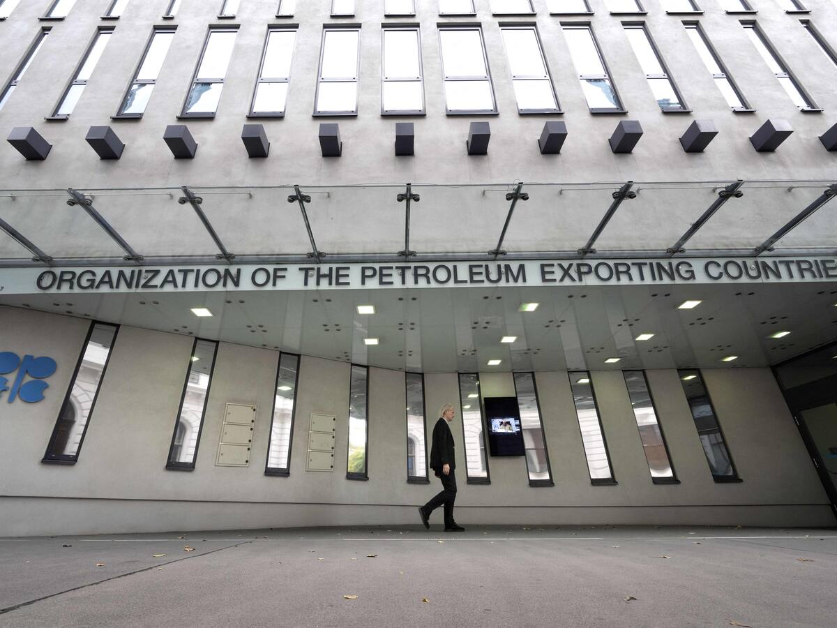 La OPEP decidió reducir el bombeo de petróleo a 2 millones de barriles diarios