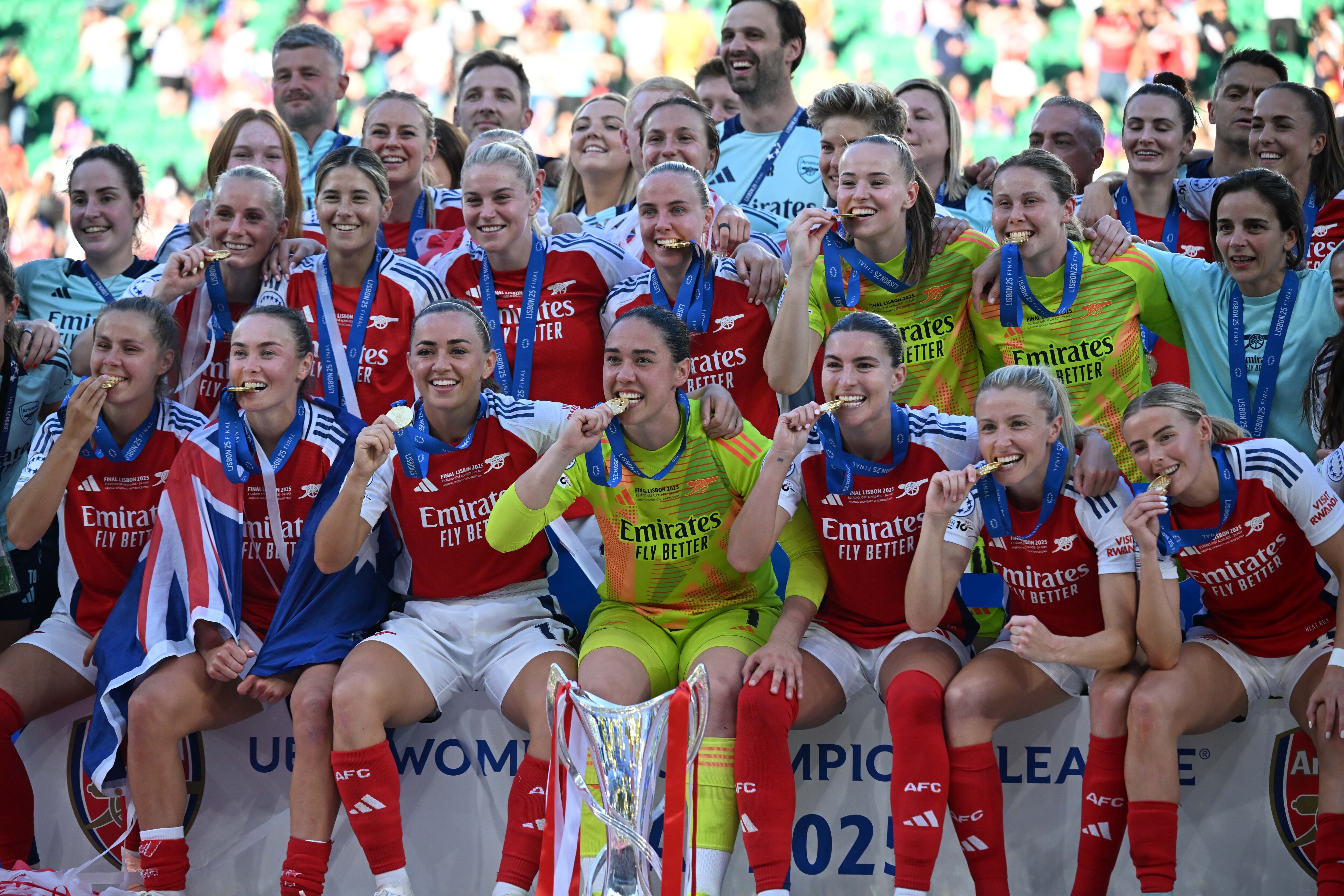El Arsenal femenino celebra el trofeo de la Champions League Femenina. FOTO: Rasid Necati Aslim/Anadolu via Getty Images