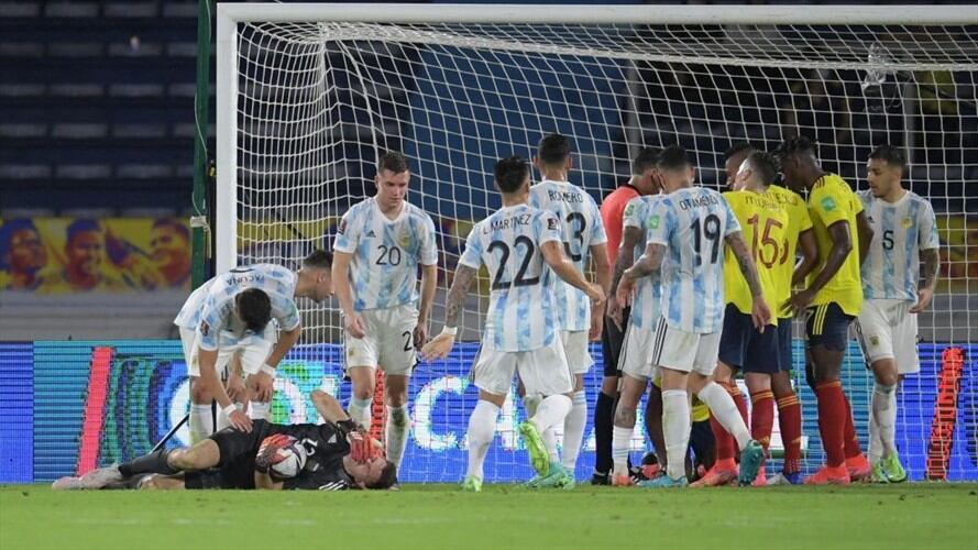 Así fue la dura lesión del arquero argentino Emiliano Martínez. Foto: Getty Images