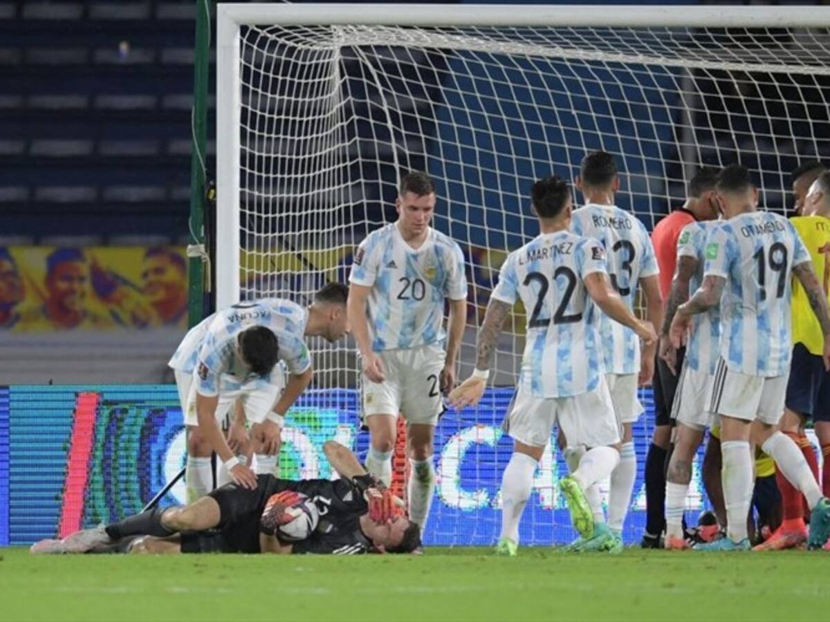 Así fue la dura lesión del arquero argentino Emiliano Martínez