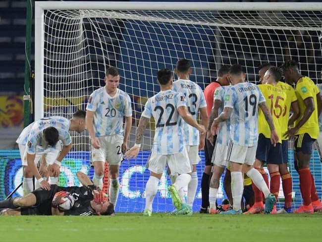 Así fue la dura lesión del arquero argentino Emiliano Martínez. Foto: Getty Images