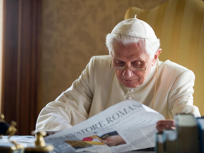 El Papa Benedicto XVI lee documentos en su residencia de verano el 26 de julio de 2010 en Castel Gandolfo, cerca de Roma, Italia. Foto de L&#039;Osservatore Romano - Vatican Pool vía Getty Images.