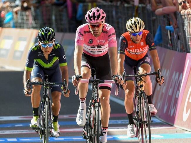 El ciclista colombiano Nairo Quintana (i), de Movistar; el ciclista holandés Tom Dumoulin (c), de Sunweb; y el italiano Vicenzo Nibali (d), del equipo Merida. Foto: Agencia EFE