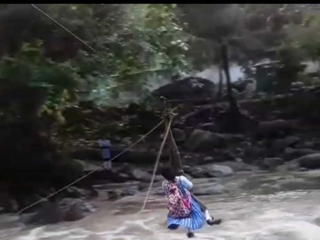 Estudiantes indígenas de Santa Marta arriesgan sus vidas al cruzar el río Gaira