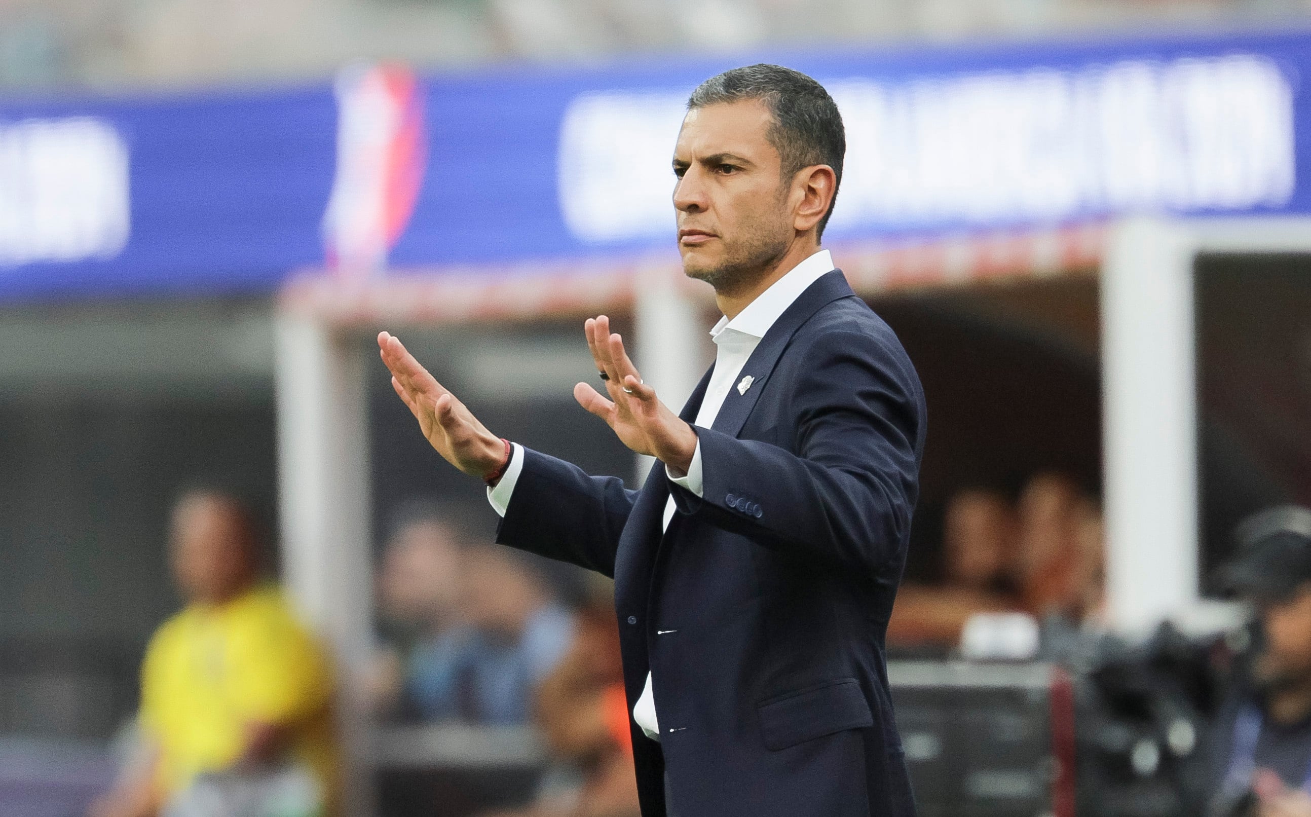 Inglewood (United States), 26/06/2024.- Mexico'Äôs head coach Jaime Lozano communicates with his team during the first half of the CONMEBOL Copa America 2024 group B soccer match between Venezuela and Mexico at SoFi Stadium in Inglewood, California, USA, 26 June 2024. EFE/EPA/ALLISON DINNER
