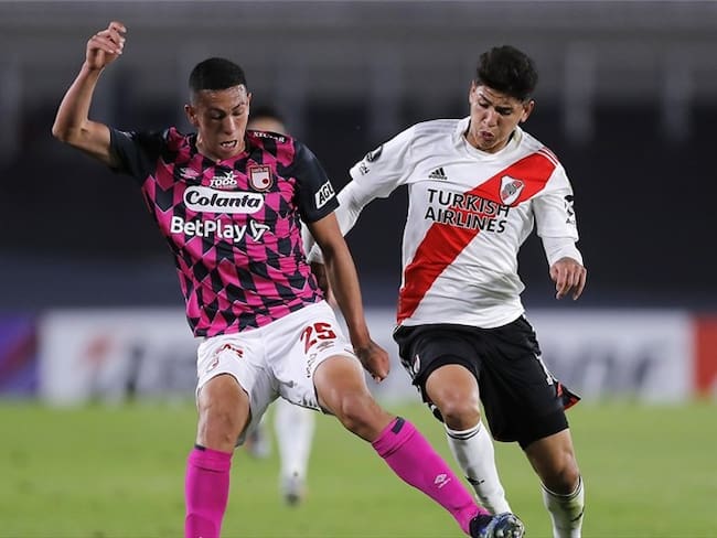 Jorge Carrascal y Alejandro Morales en el partido entre Santa Fe y River Plate. Foto: Juan Ignacio Roncoroni - Pool/Getty Images