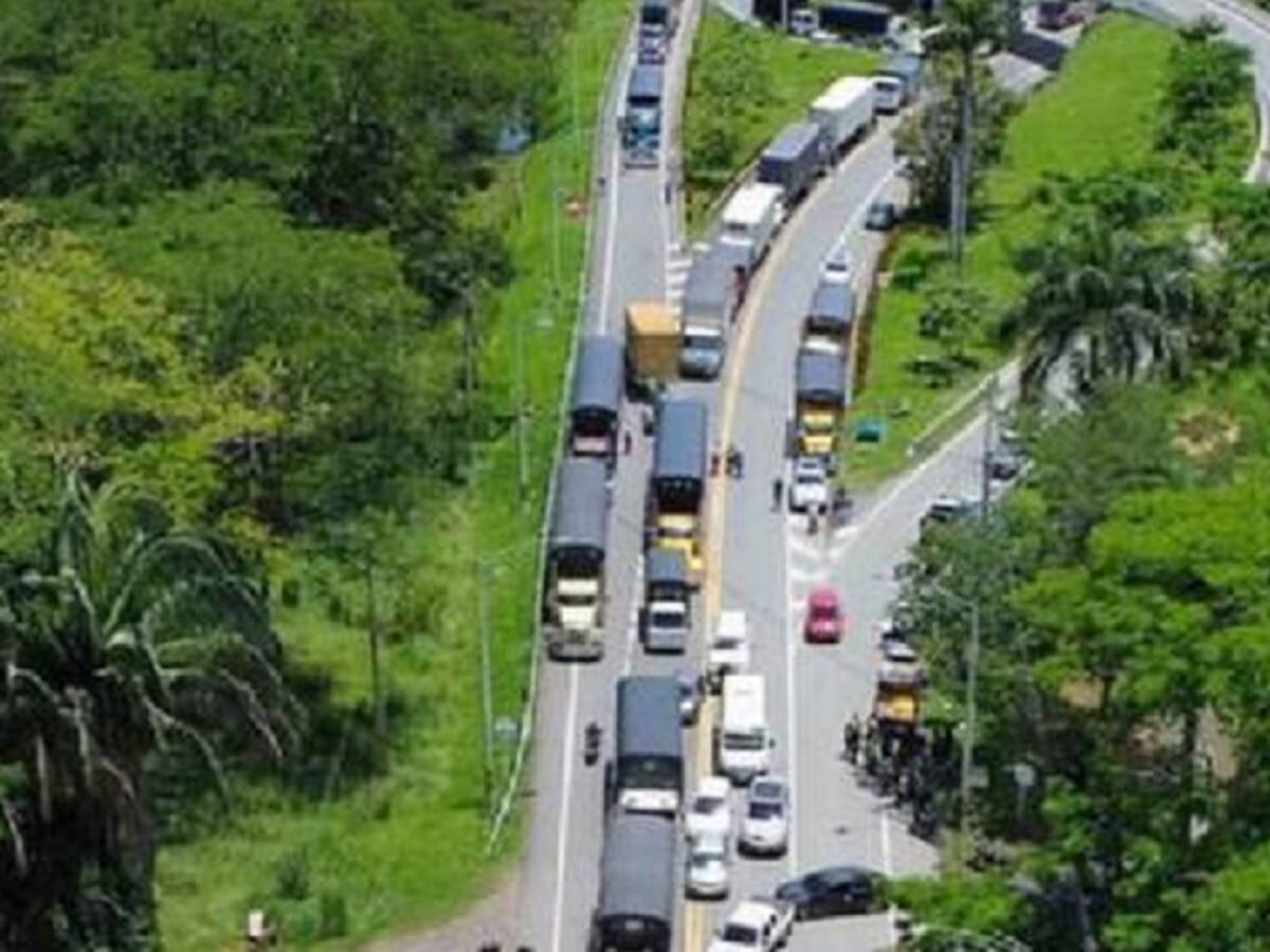 Un muerto y otro herido dejó pelea entre hinchas del Once Caldas y Cali en La Pintada