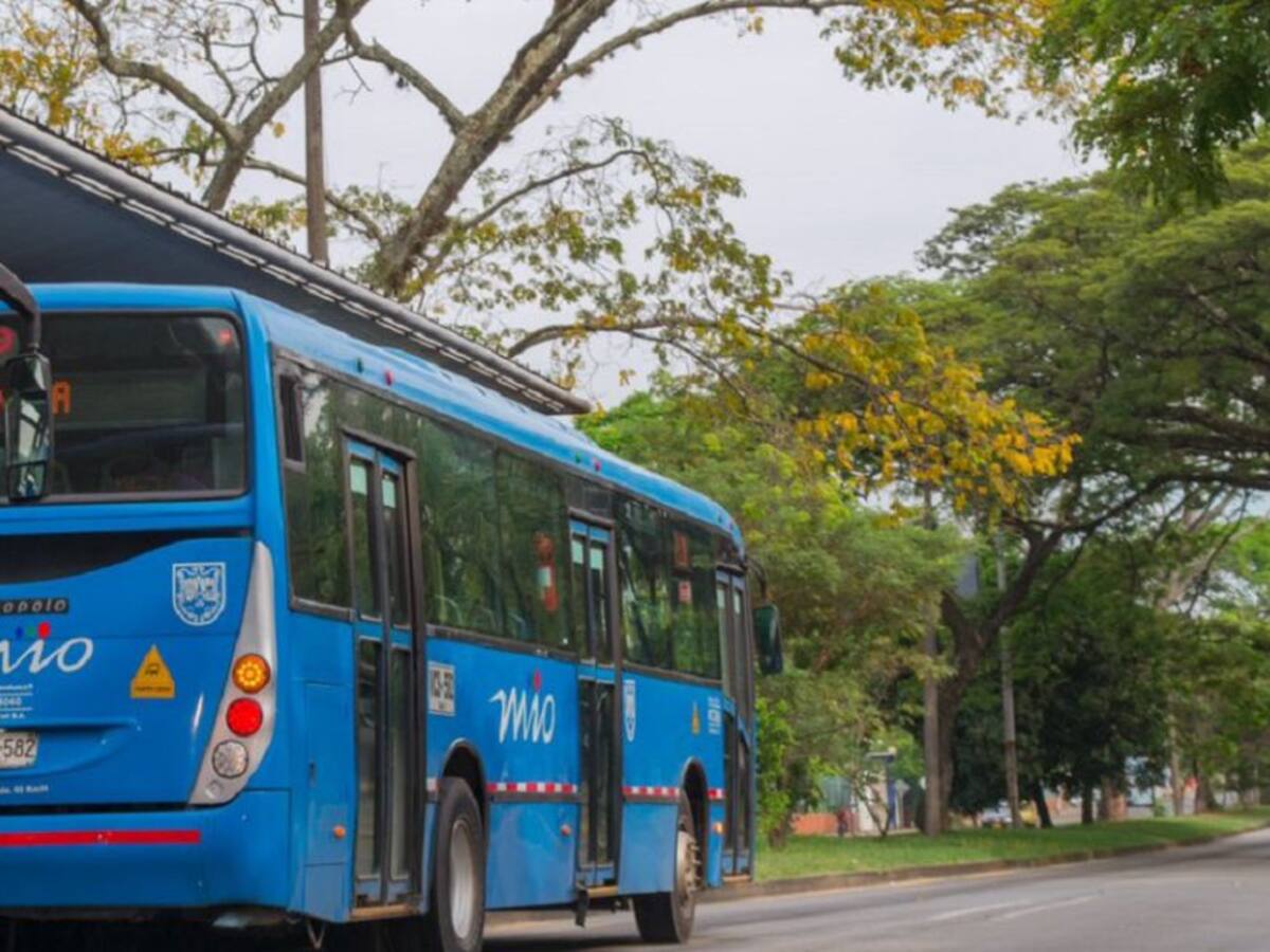 Con cuchillo en mano, usuario se robó un extintor dentro de bus MIO en Cali