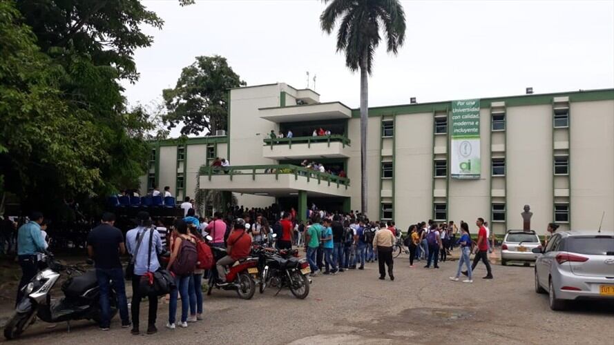 Estudiantes y “encapuchados” se tomaron sede administrativa de Unicor. Foto: Cortesía