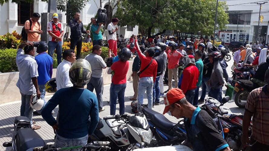 Jornada de protesta de mototaxistas en Montería terminó en actos vandálicos . Foto: La Wcon Julio Sánchez Cristo