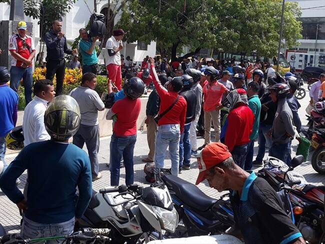 Jornada de protesta de mototaxistas en Montería terminó en actos vandálicos . Foto: La Wcon Julio Sánchez Cristo