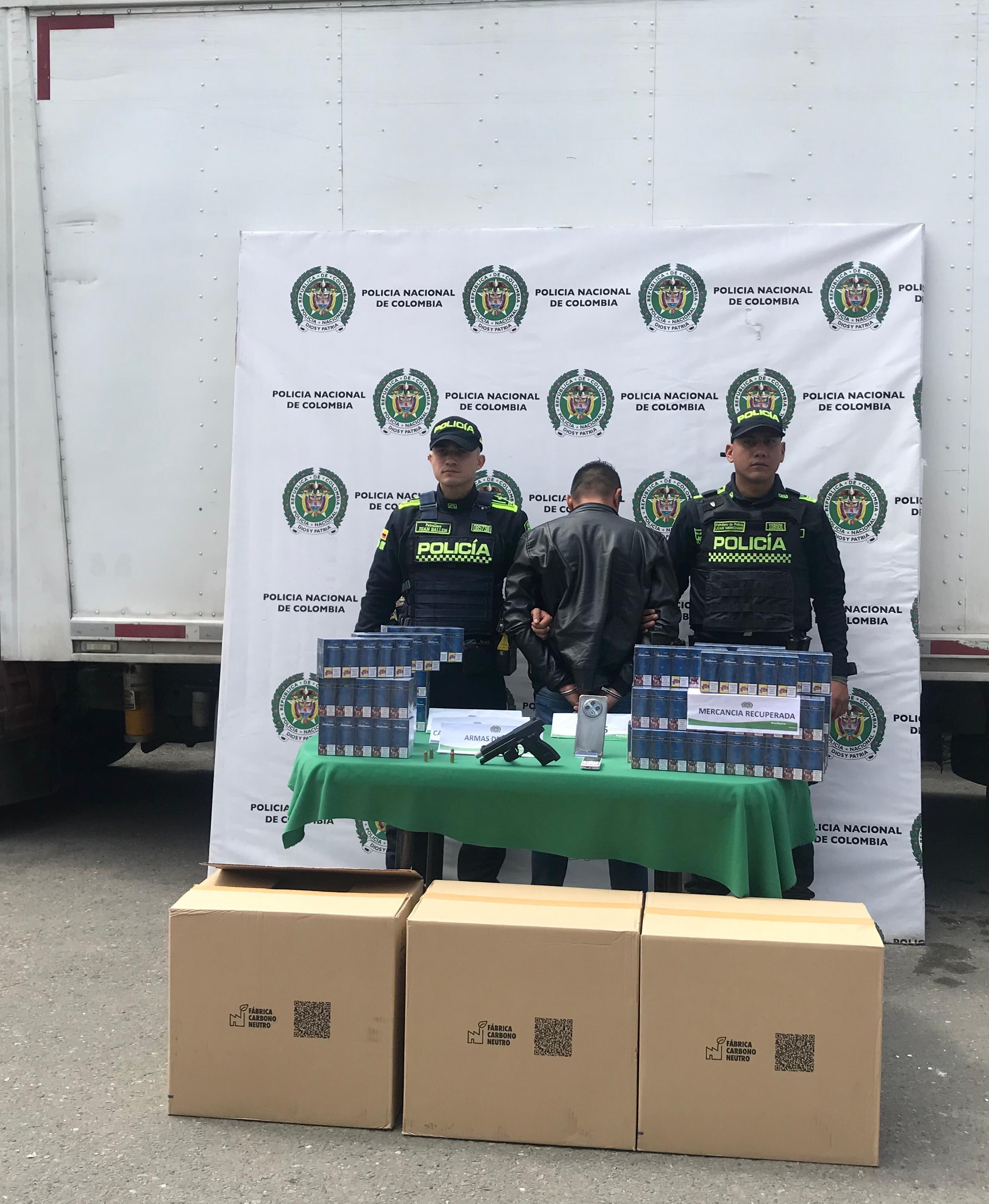 Recuperan camión con 18.000 cajetillas de cigarrillos avaluados en más de $700 millones en Bogotá. Foto: Policía Metropolitana de Bogotá