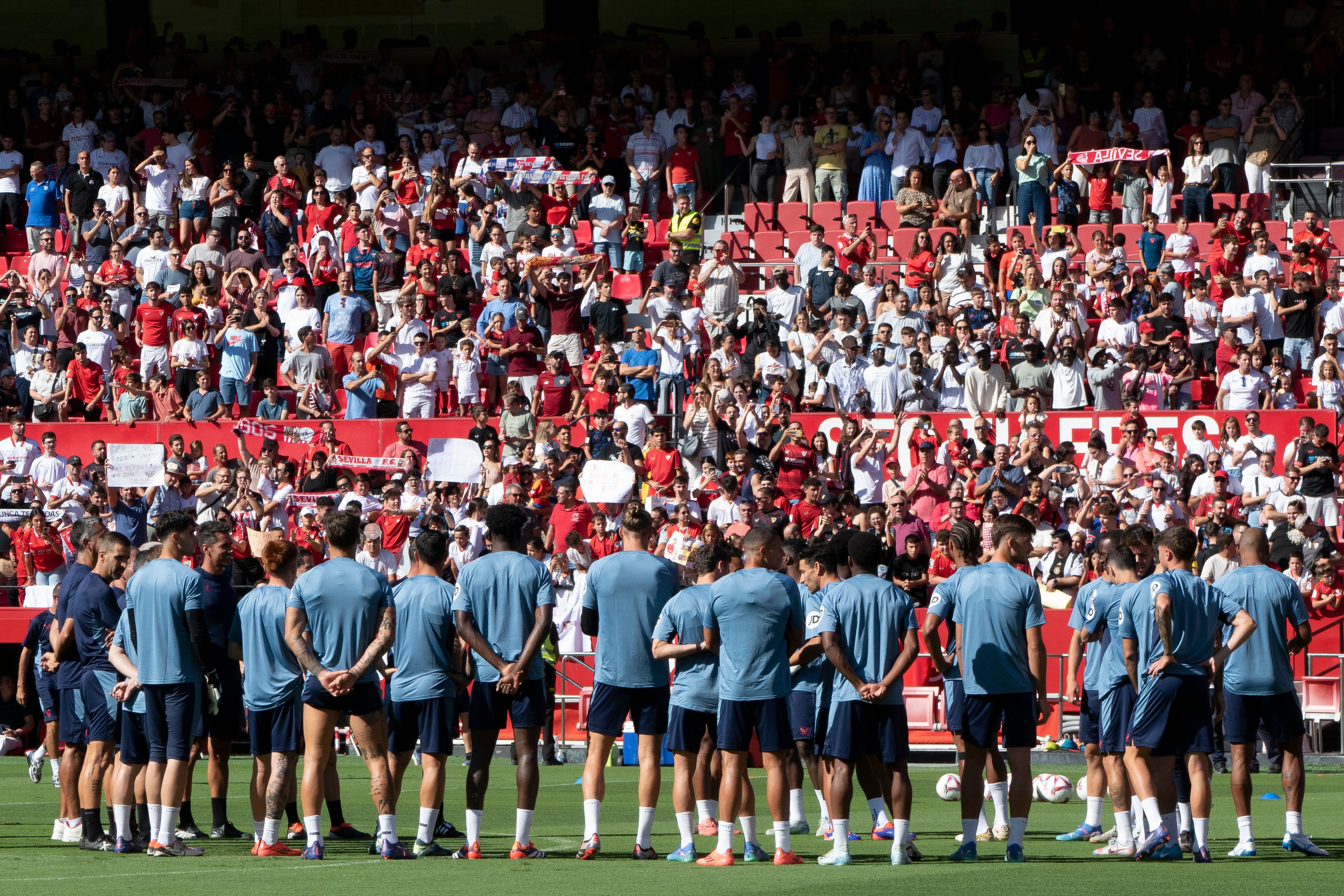 SEVILLA, 05/10/2024.- El Sevilla FC celebró este sábado un entrenamiento a puerta abierta previo al derbi que se juega mañana en el Sánchez Pizjuan. EFE/ David Arjona