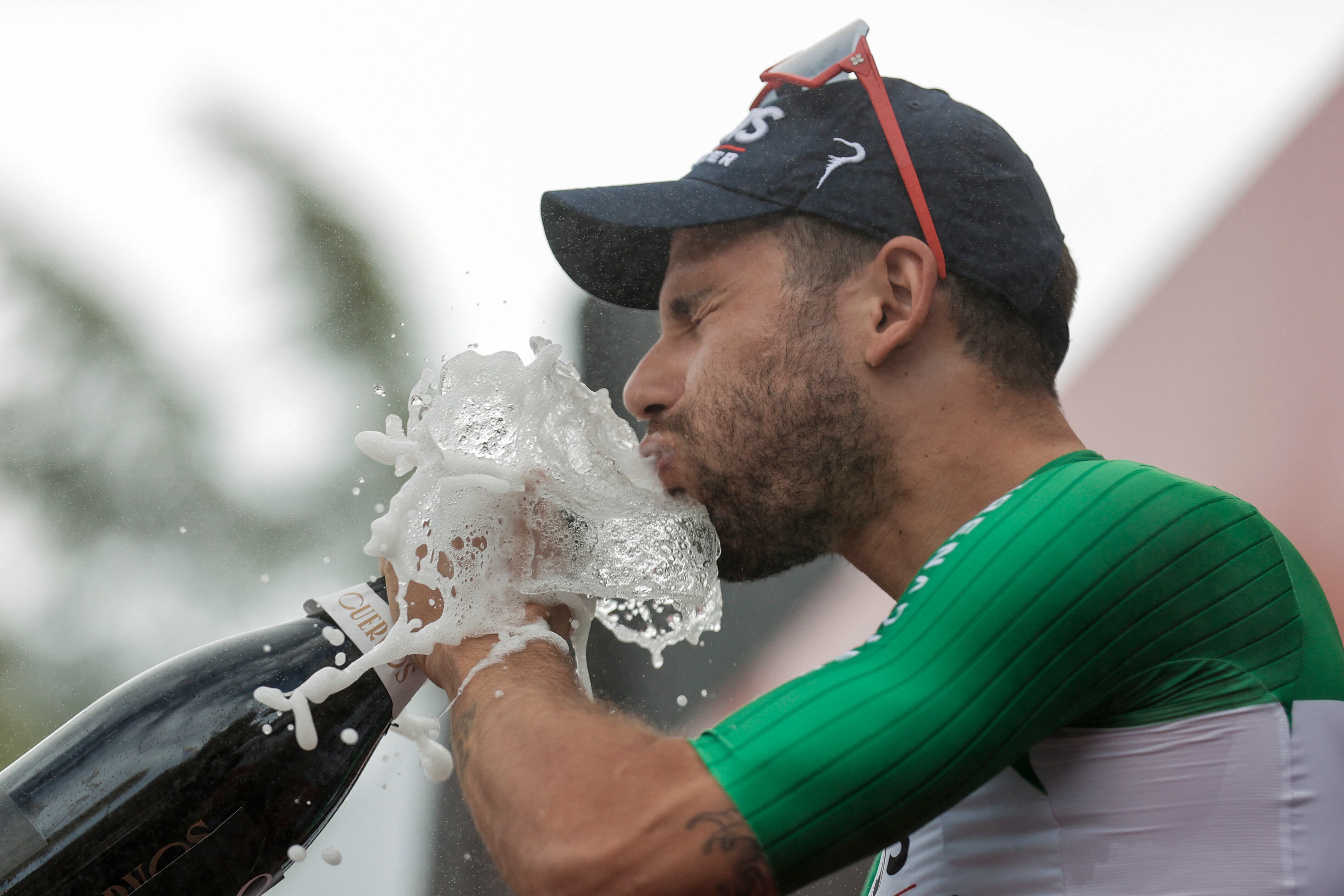 El italiano Filippo Ganna del equipo Ineos Grenadiers celebra la victoria en la décima etapa de la Vuelta Ciclista a España, una contrarreloj individual de 25,8 kilómetros este martes, en Valladolid. EFE/Manuel Bruque