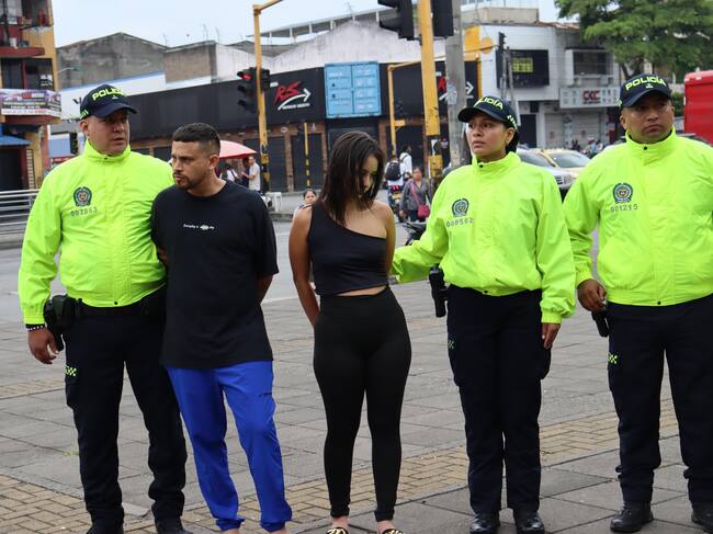 Caen “motoladrones” implicados en tiroteo en el que resultó herido un pasajero del MÍO en Cali. Foto: Policía.