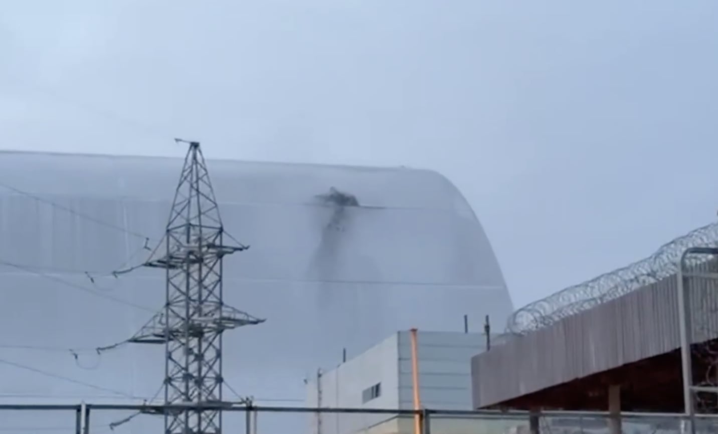 Una captura de pantalla de un vídeo compartido por el presidente ucraniano, Volodímir Zelenski, muestra los daños causados por el impacto de un dron ruso contra el refugio protector de la cuarta unidad de energía destruida en la central nuclear de Chornobyl, en Chernóbil, Ucrania, el 14 de febrero de 2025. (Volodímir Zelenski / Redes sociales / Handout/Anadolu víua Getty Images)