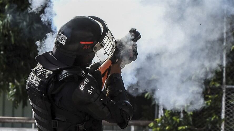 Un fallo del Juzgado Quinto Laboral del Circuito de Bogotá que suspende el uso de granadas lacrimógenas en medio de las protestas durante la pandemia. Foto: Getty Images / JOAQUÍN SARMIENTO